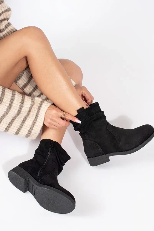 Melni zamšādas kovboju stila zābaki Melni zamšādas kovboju stila zābaki