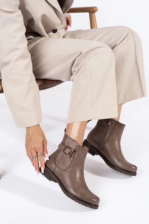 brūnas sieviešu kurpes uz zema papēža