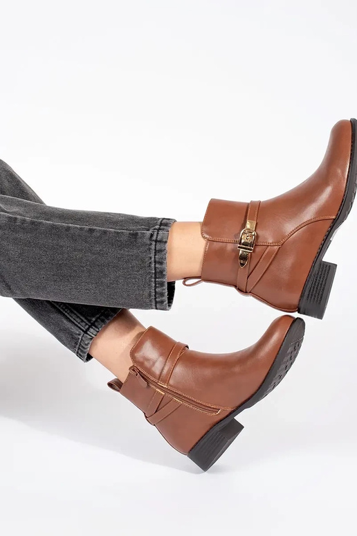 Sieviešu zempapēžu brūnas kurpes ar... Sieviešu zempapēžu brūnas kurpes ar...