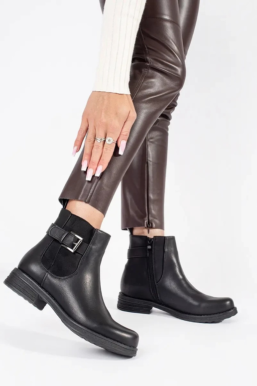 Sieviešu zempapēžu apavi ar sprādzēm... Sieviešu zempapēžu apavi ar sprādzēm...