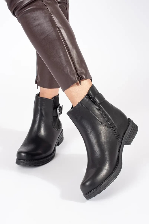 Sieviešu zempapēžu apavi ar sprādzēm... Sieviešu zempapēžu apavi ar sprādzēm...