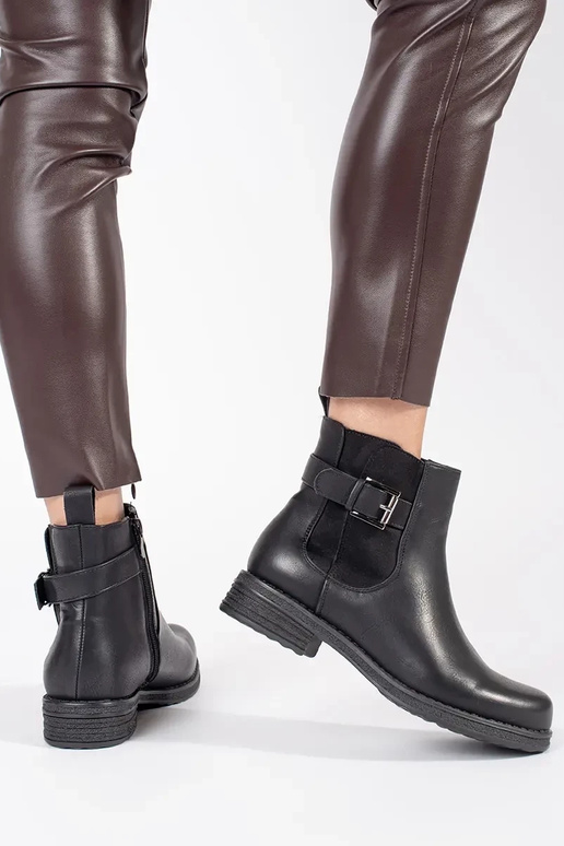 Sieviešu zempapēžu apavi ar sprādzēm... Sieviešu zempapēžu apavi ar sprādzēm...