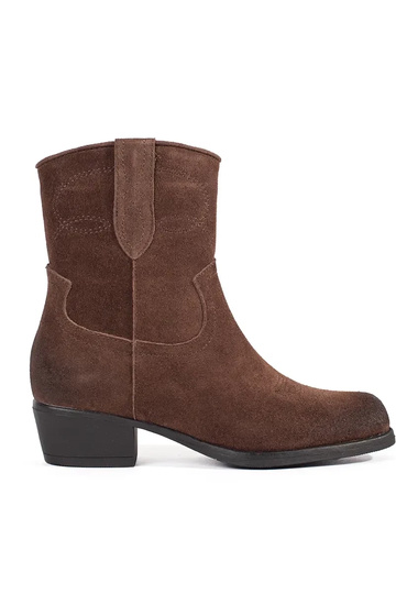 Brūni ādas kovboju zābaki...