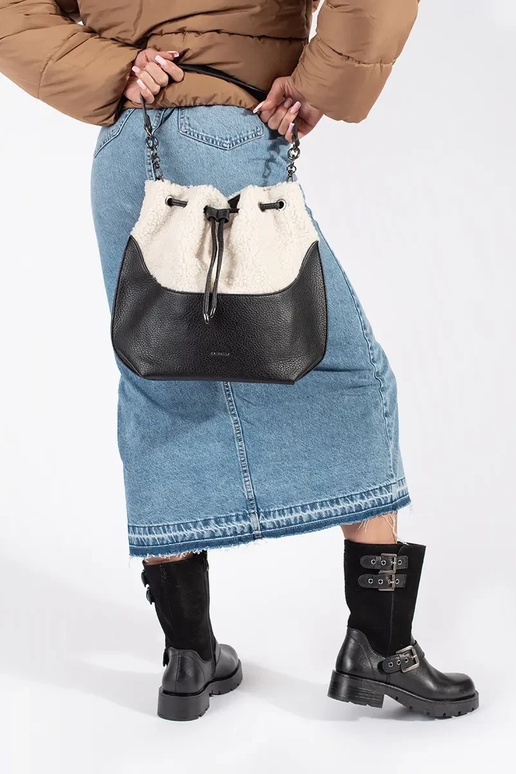 Melni ādas sieviešu apavi ar sprādzēm...