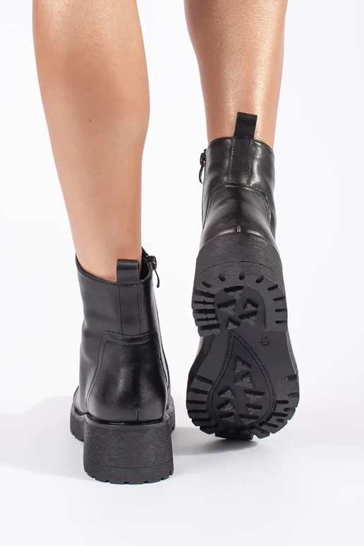 Melni ādas zābaki ar biezu zoli... Melni ādas zābaki ar biezu zoli...