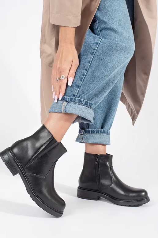 Melni ādas Chelsea apavi ar plakanu...