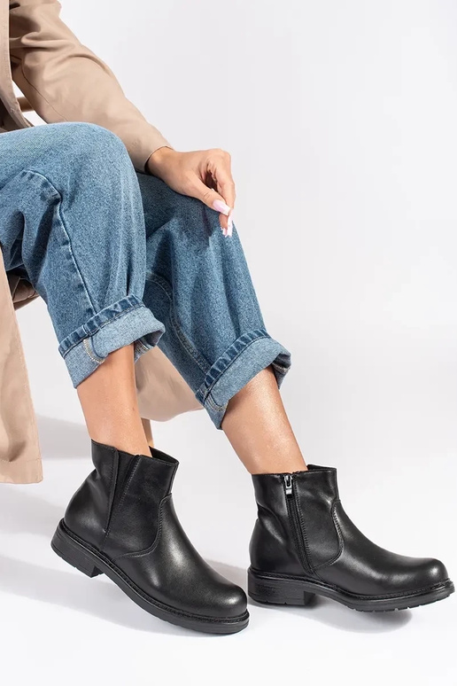 Melni ādas Chelsea apavi ar plakanu...