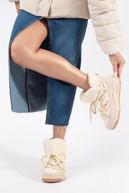 Bēšas krāsas sieviešu sniega zābaki...