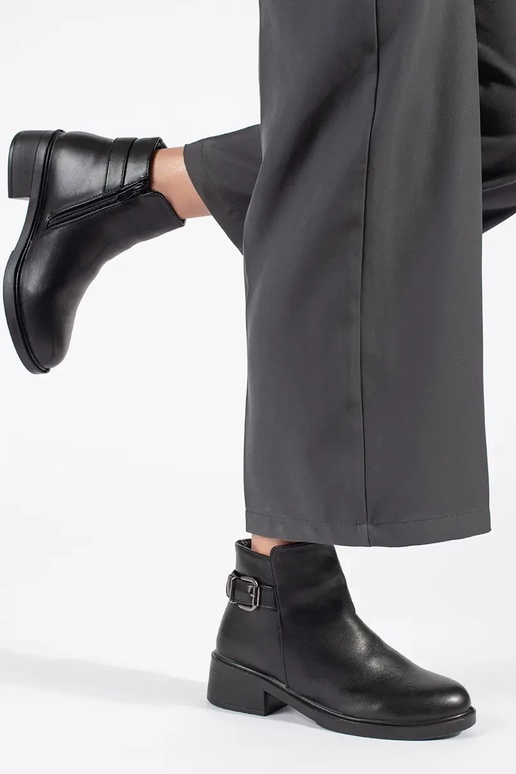 Sieviešu zempapēžu apavi melnā krāsā...