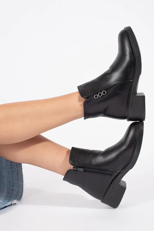 Melni klasiskie sieviešu zābaki ar...