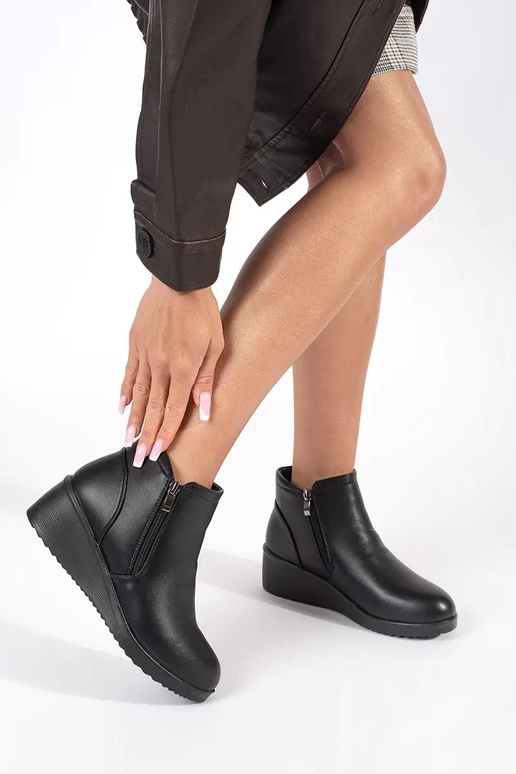 Sieviešu īsās platformas apavi melnā...