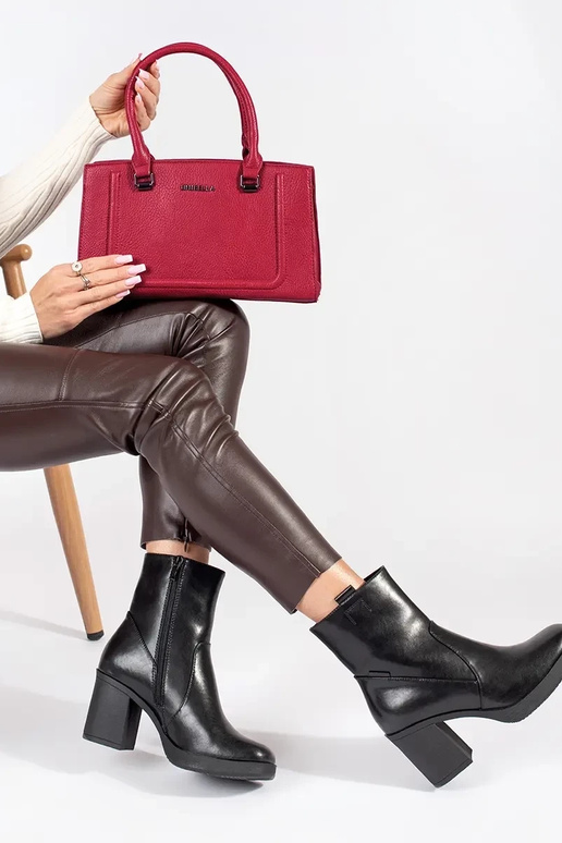 Sarkana klasiska eleganta rokassomiņa Sarkana klasiska eleganta rokassomiņa