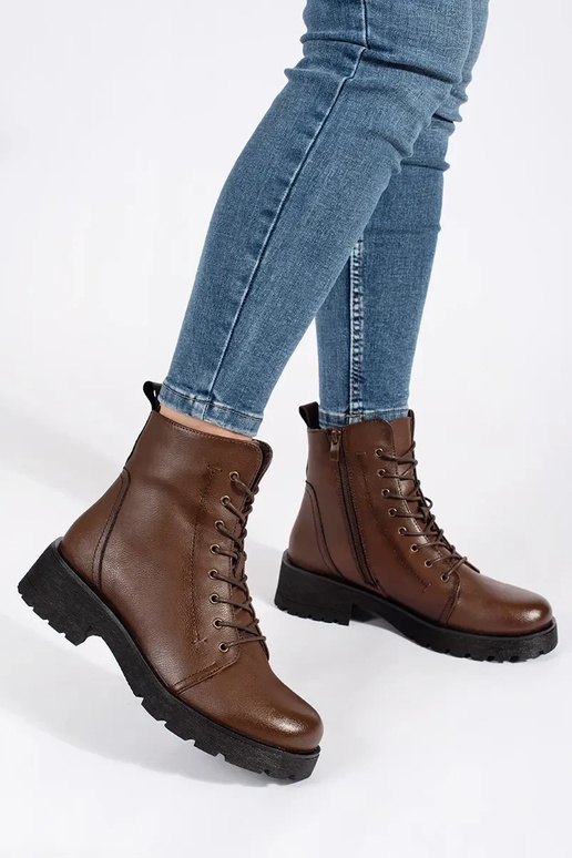 Āda tumšsbrūnas krāsas zābaki uz...