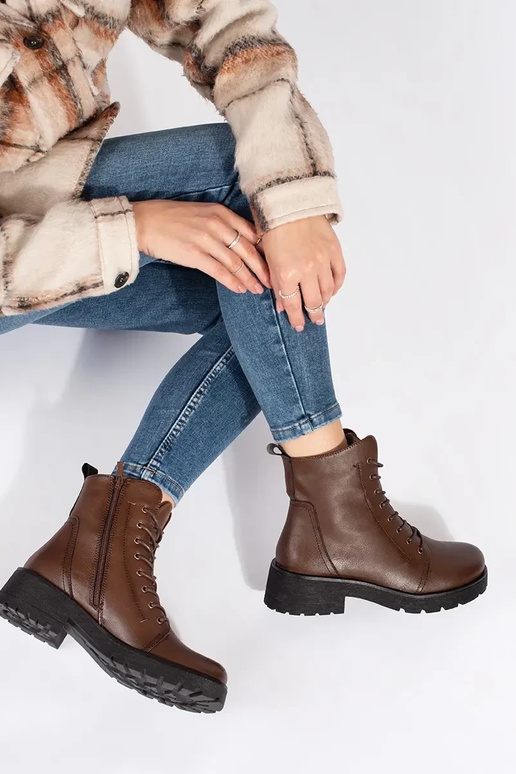 Āda tumšsbrūnas krāsas zābaki uz...