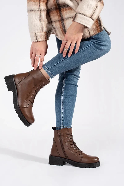 Āda tumšsbrūnas krāsas zābaki uz...