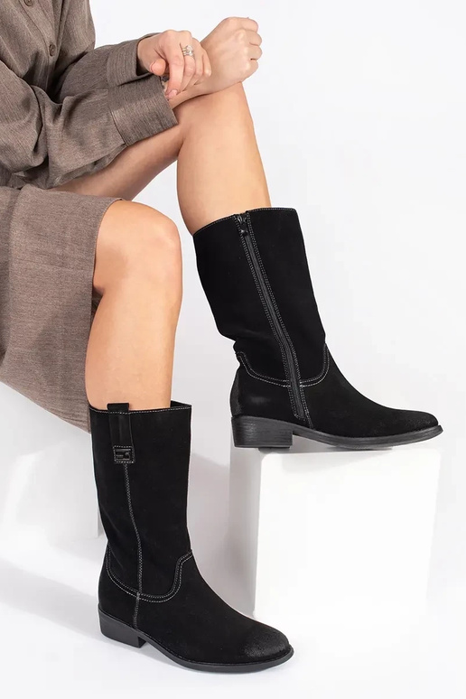 Melni kovboju ādas garie zābaki... Melni kovboju ādas garie zābaki...