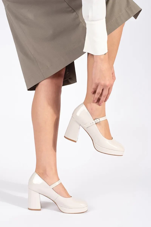 Bēšas krāsas lakoti sieviešu zābaki...