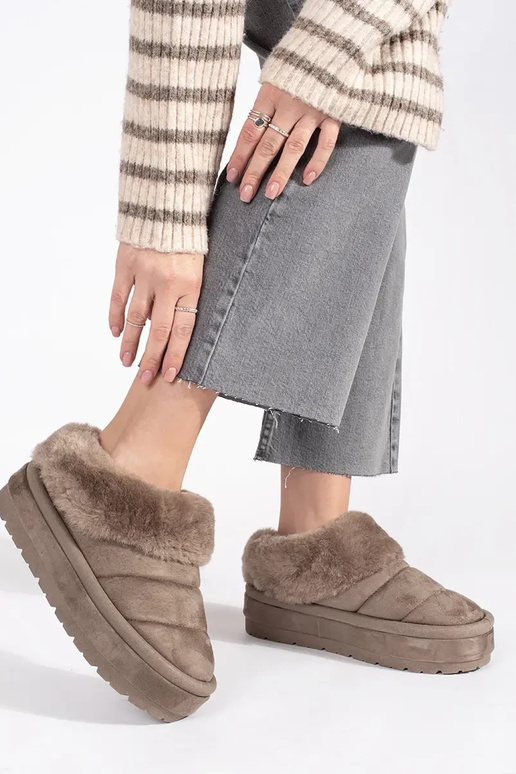 smilšu krāsas zems paslīdēt uz...