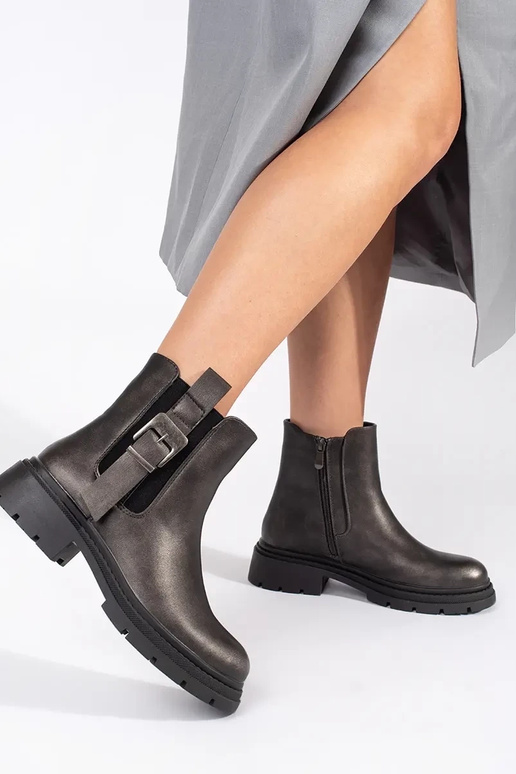 Tumši brūnas kurpes ar sprādzēm