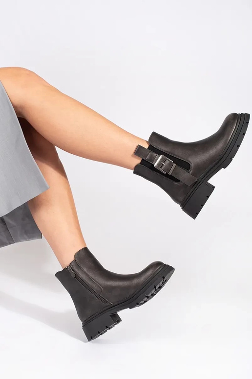 Tumši brūnas kurpes ar sprādzēm