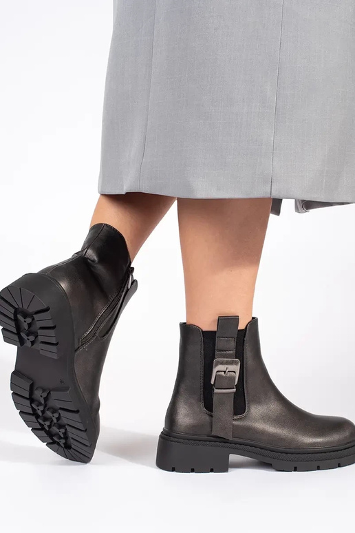 Tumši brūnas kurpes ar sprādzēm