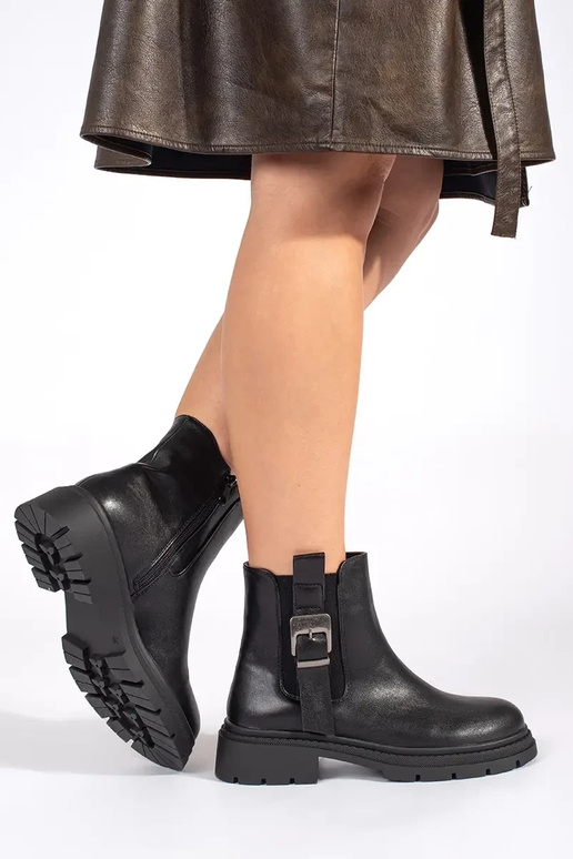 Melni apavi ar sprādzēm