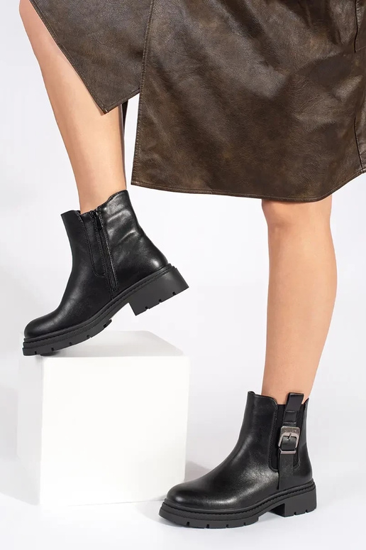 Melni apavi ar sprādzēm