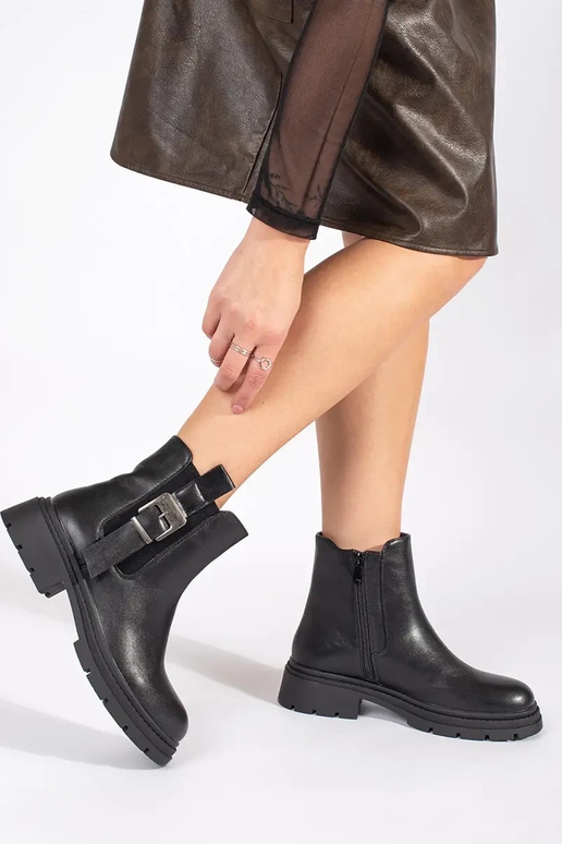 Melni apavi ar sprādzēm