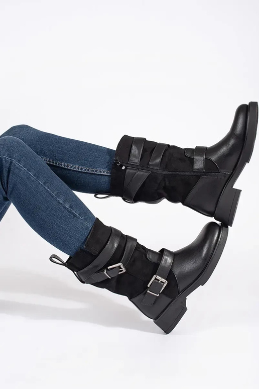 melnas krāsas sieviešu zābaki uz zema...