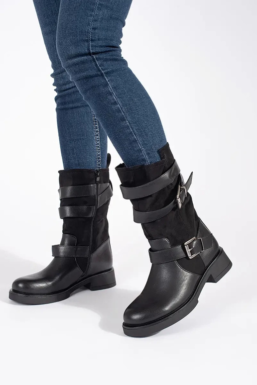 melnas krāsas sieviešu zābaki uz zema...