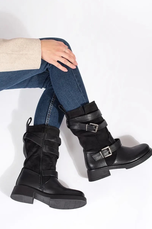 melnas krāsas sieviešu zābaki uz zema...