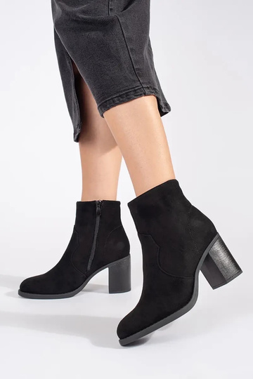 melnas krāsas zamšādas... 2