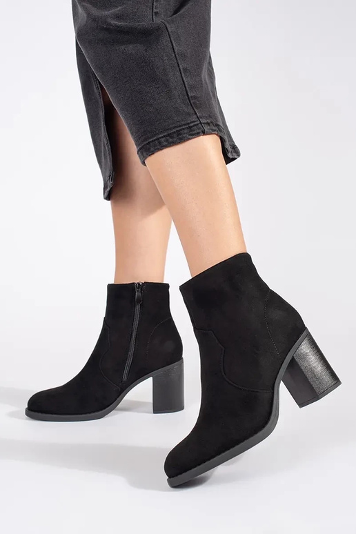 melnas krāsas zamšādas klasika...