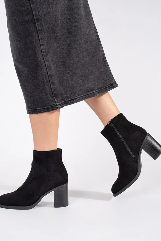 melnas krāsas zamšādas klasika...