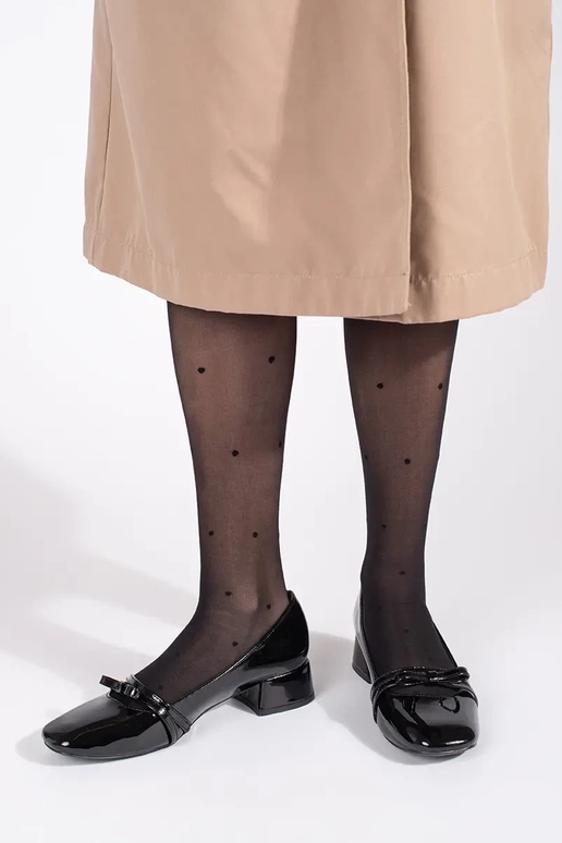 melnas krāsas lakots puszābaki uz...