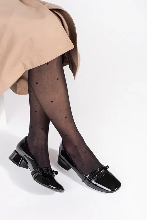 melnas krāsas lakots puszābaki uz...