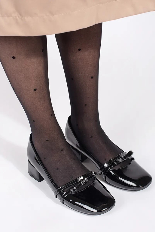 melnas krāsas lakots puszābaki uz...