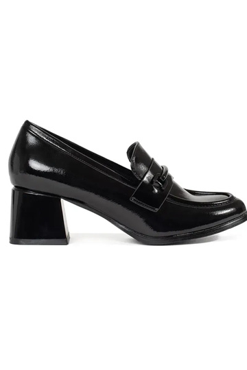 melnas krāsas kurpes...