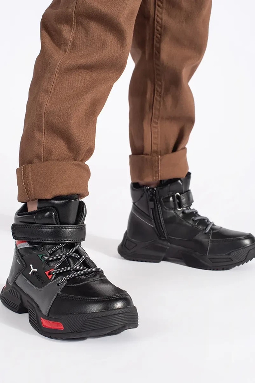 melnas krāsas izolēts trzeIniki puicisks