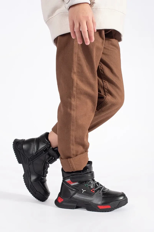 melnas krāsas izolēts trzeIniki puicisks