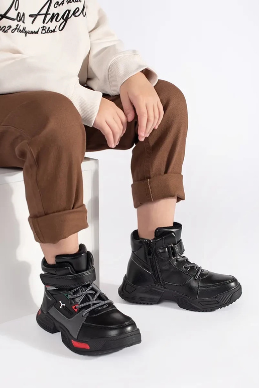 melnas krāsas izolēts trzeIniki puicisks