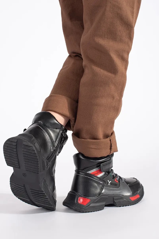 melnas krāsas izolēts trzeIniki puicisks