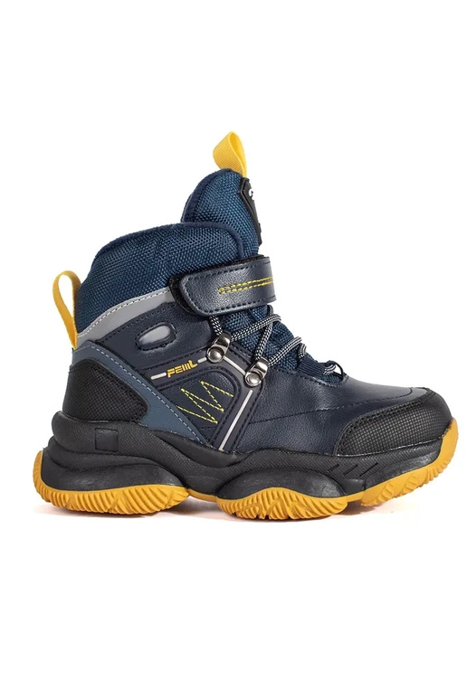 Augsts izolēts trzeIniki puicisks