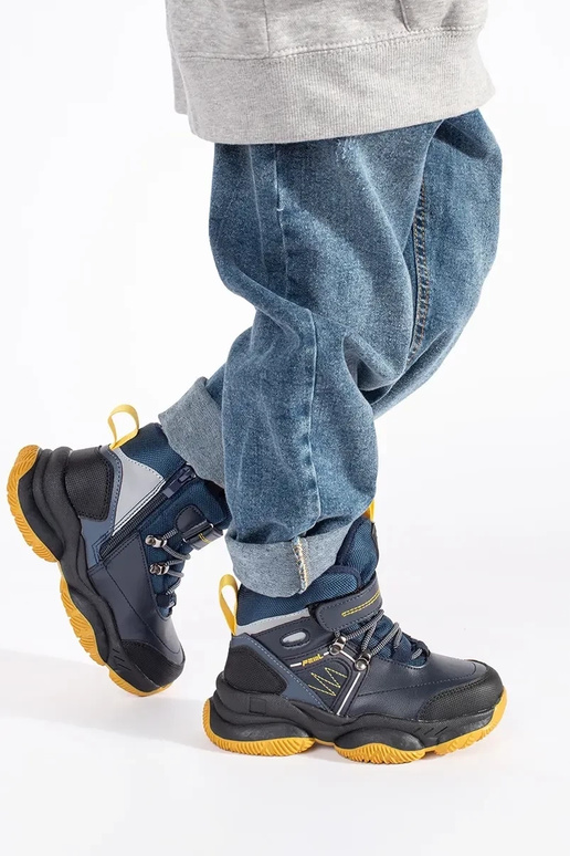 Augsts izolēts trzeIniki puicisks