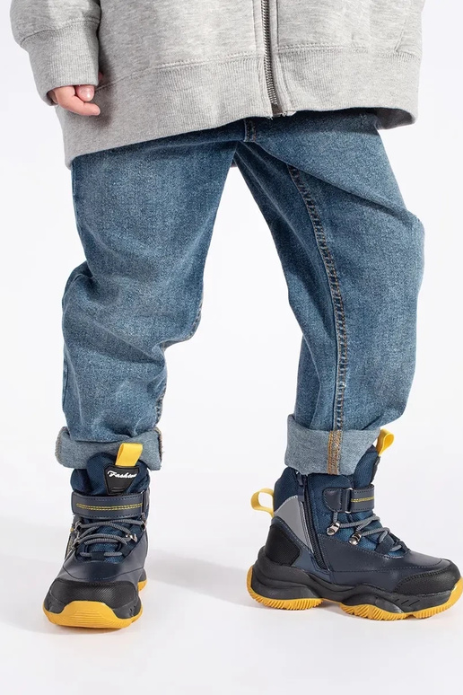 Augsts izolēts trzeIniki puicisks