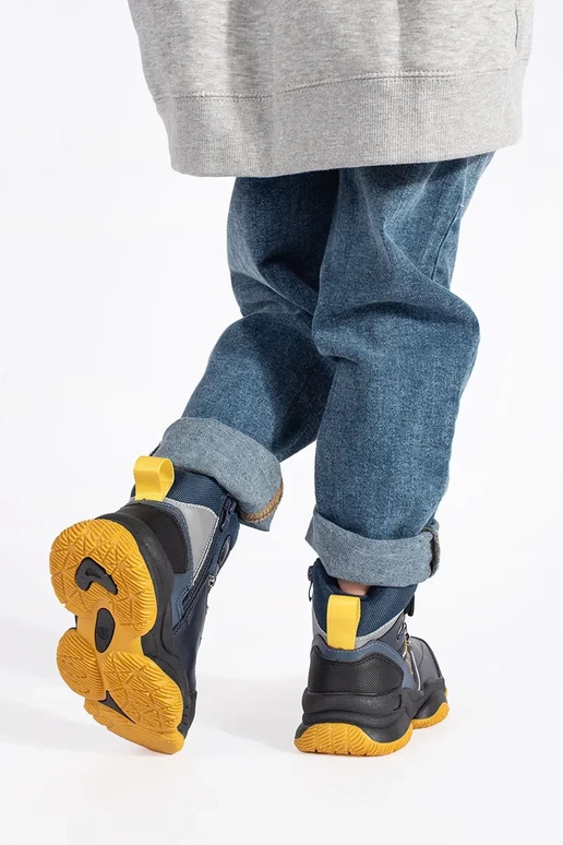 Augsts izolēts trzeIniki puicisks