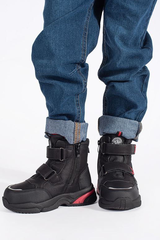 melnas krāsas izolēts trzeIniki puicisks