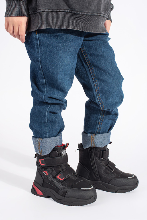 melnas krāsas izolēts trzeIniki puicisks