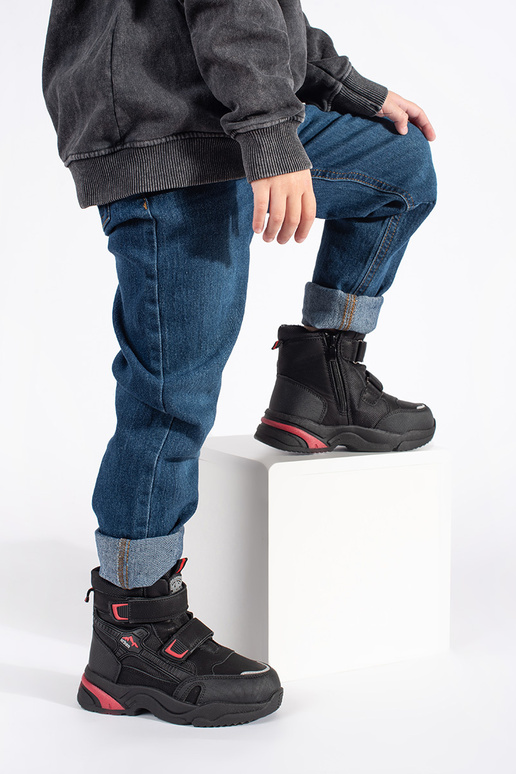 melnas krāsas izolēts trzeIniki puicisks