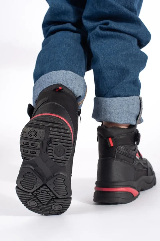 melnas krāsas izolēts trzeIniki puicisks